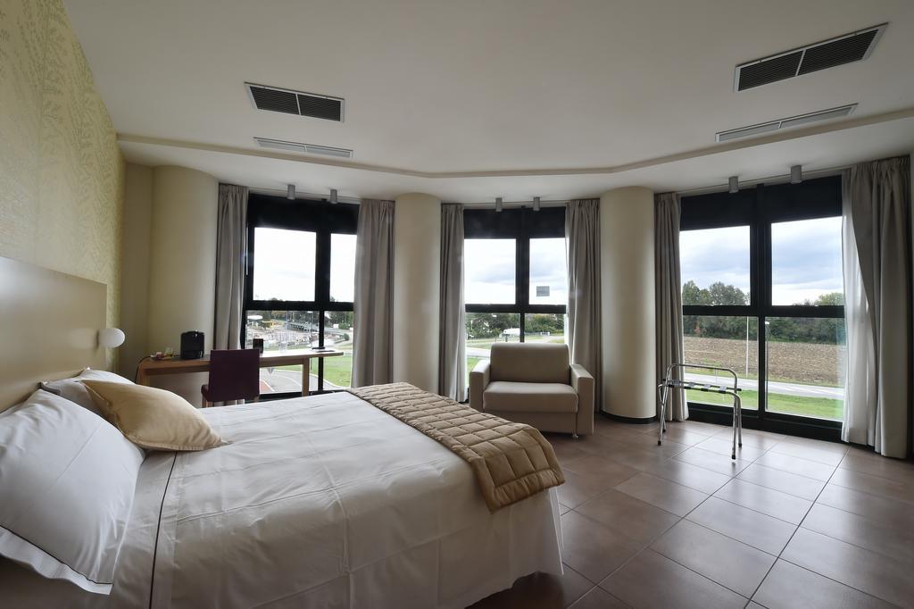 ตาตีโฮเต็ล Hotel ลูโก ภายนอก รูปภาพ
